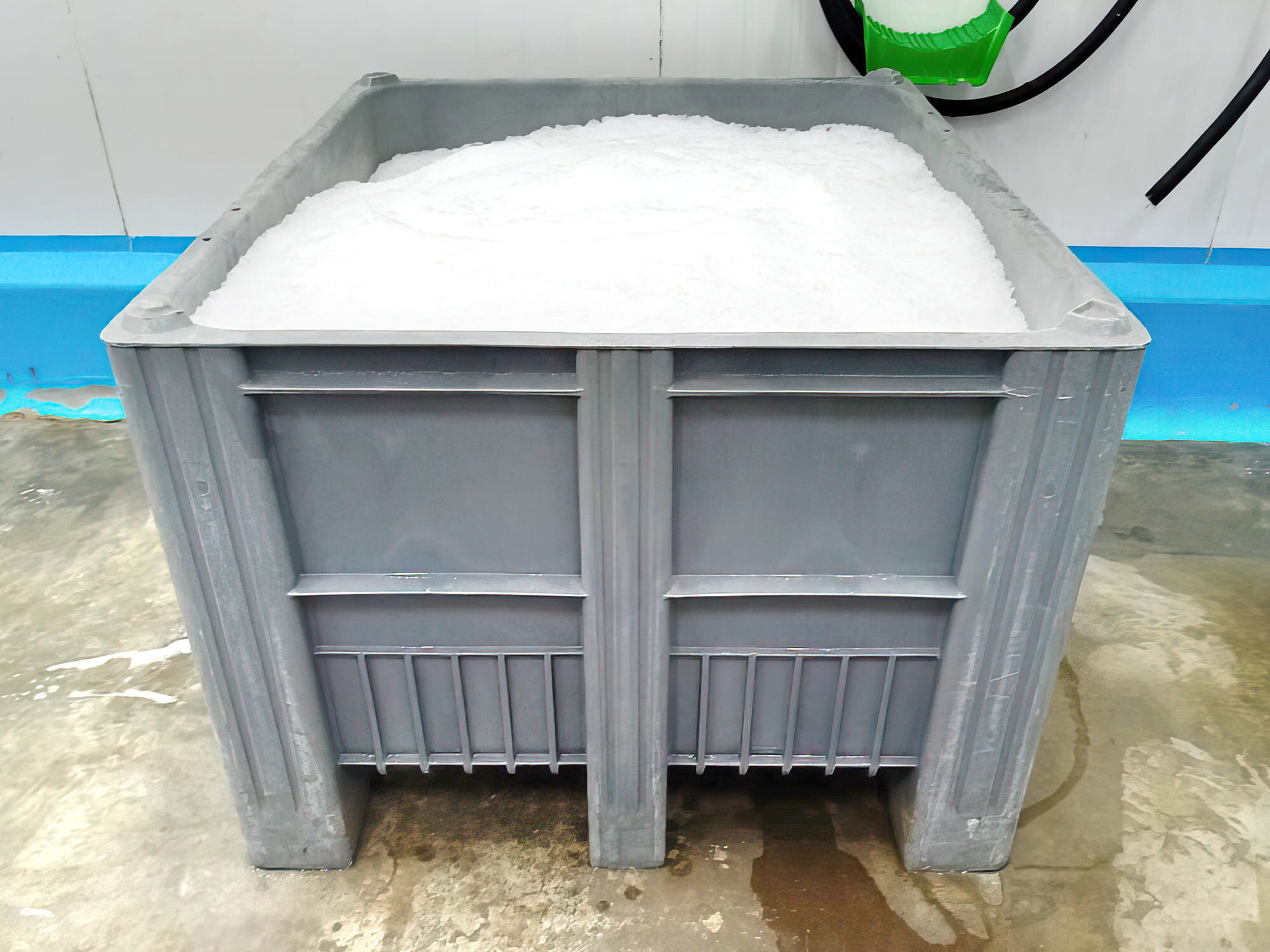 CB3 Pallet Box filled with crushed ice